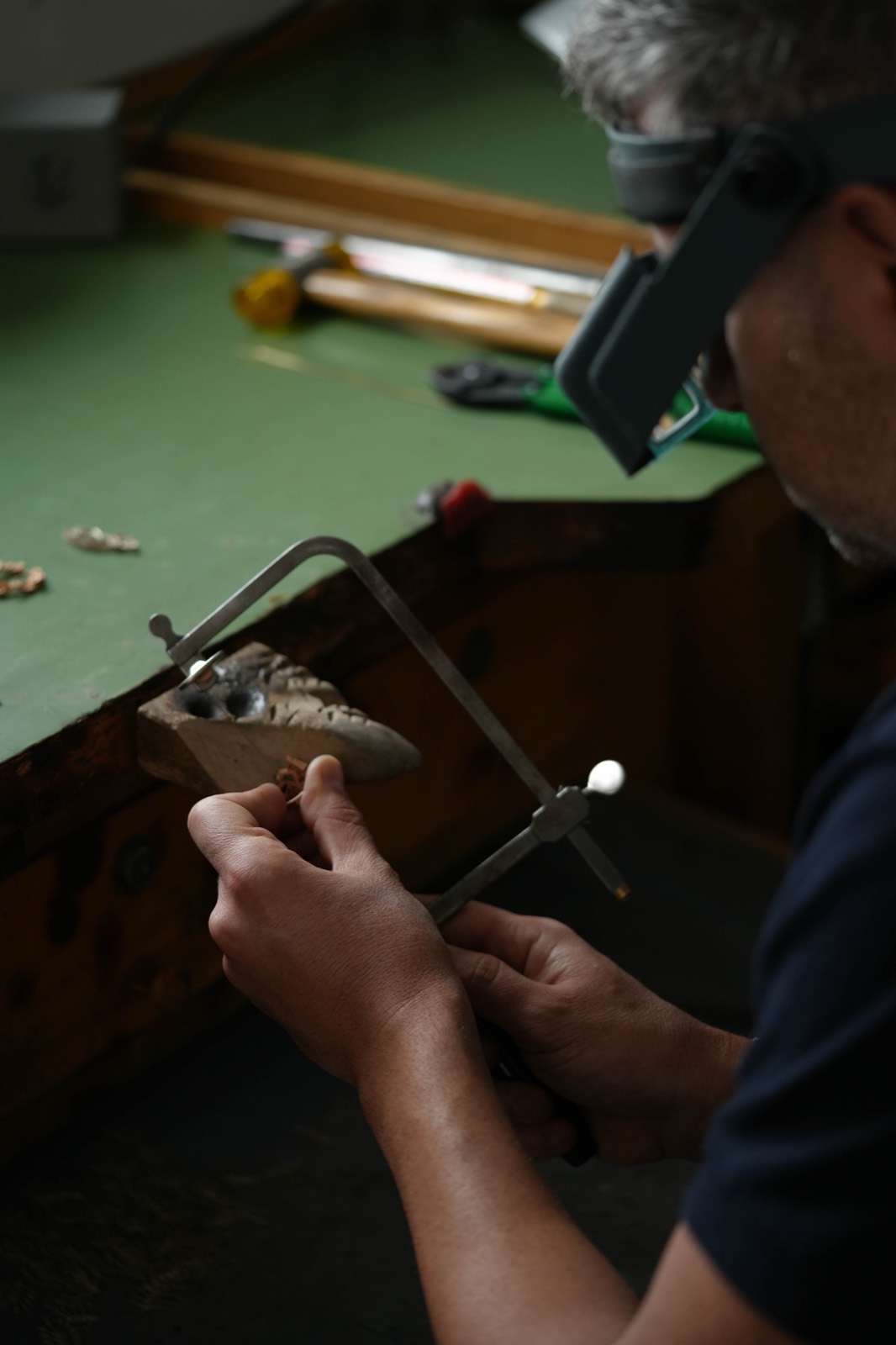 Artisan sciant une pièce à l'établi