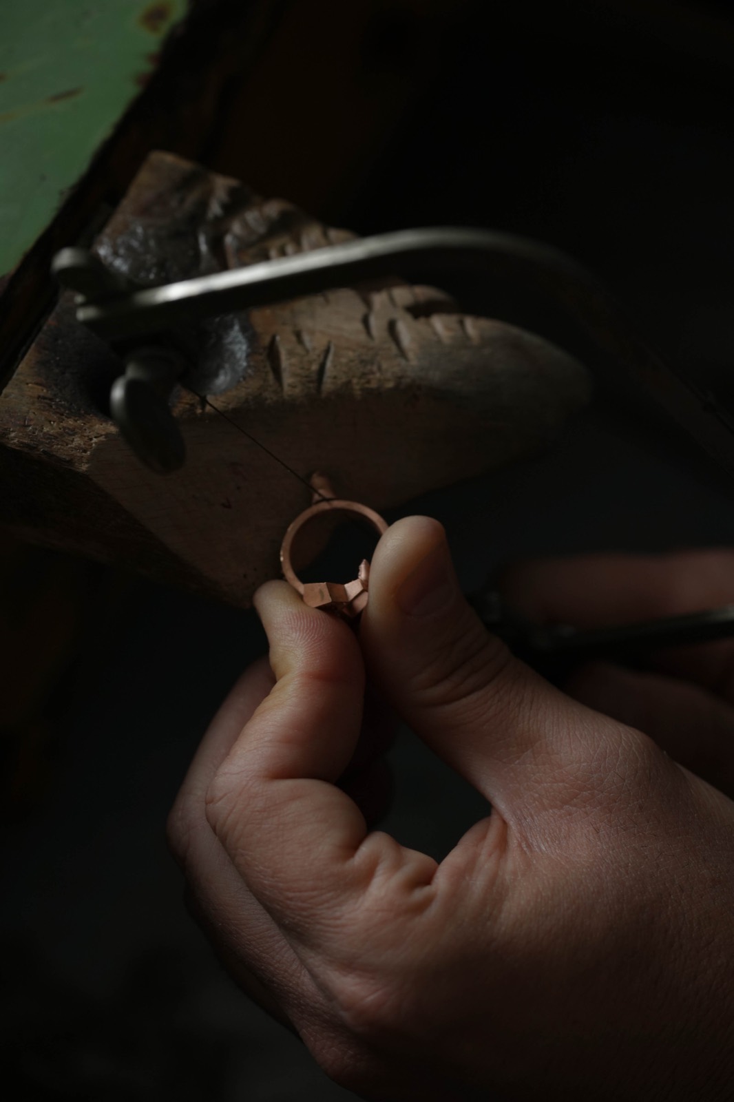 Bague en cours de fabrication à l'établi