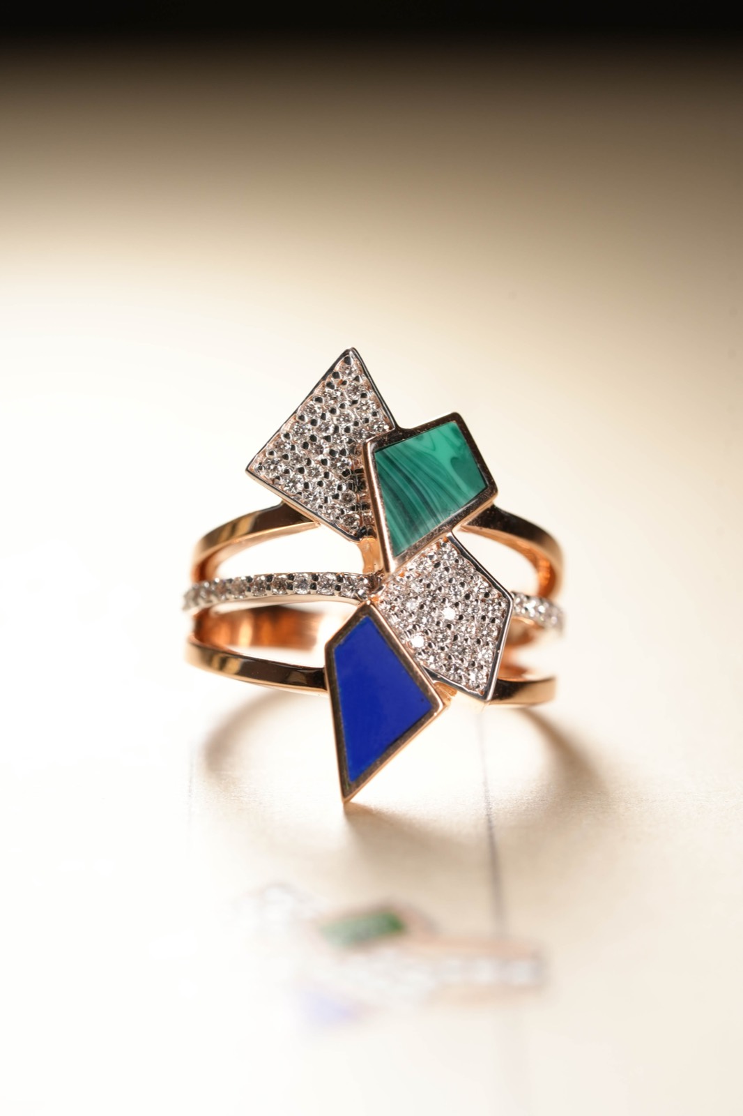 Bague or rose, pavé, lapis-lazuli et malachite
