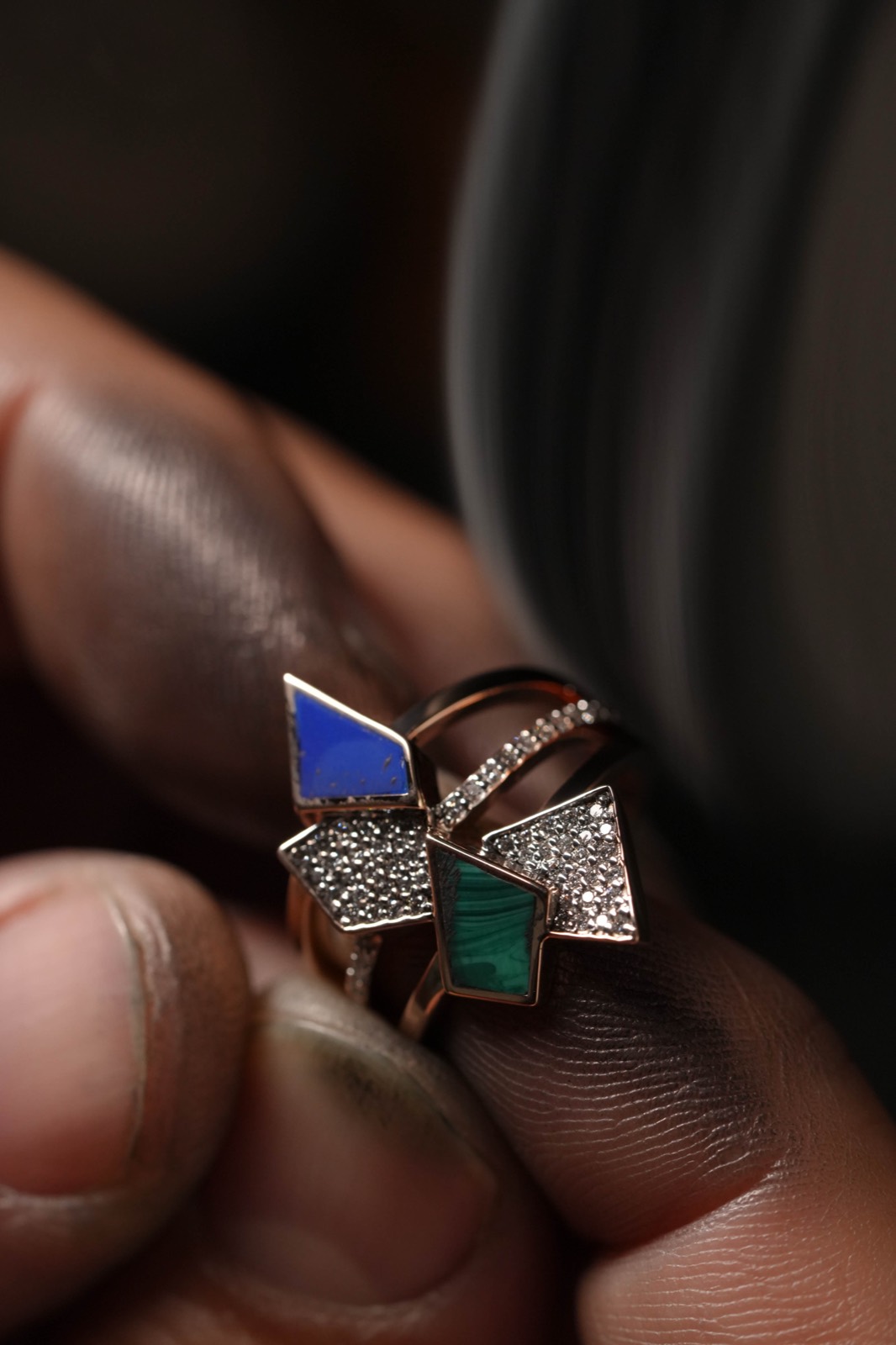 Bague finie dans la main de l'artisan