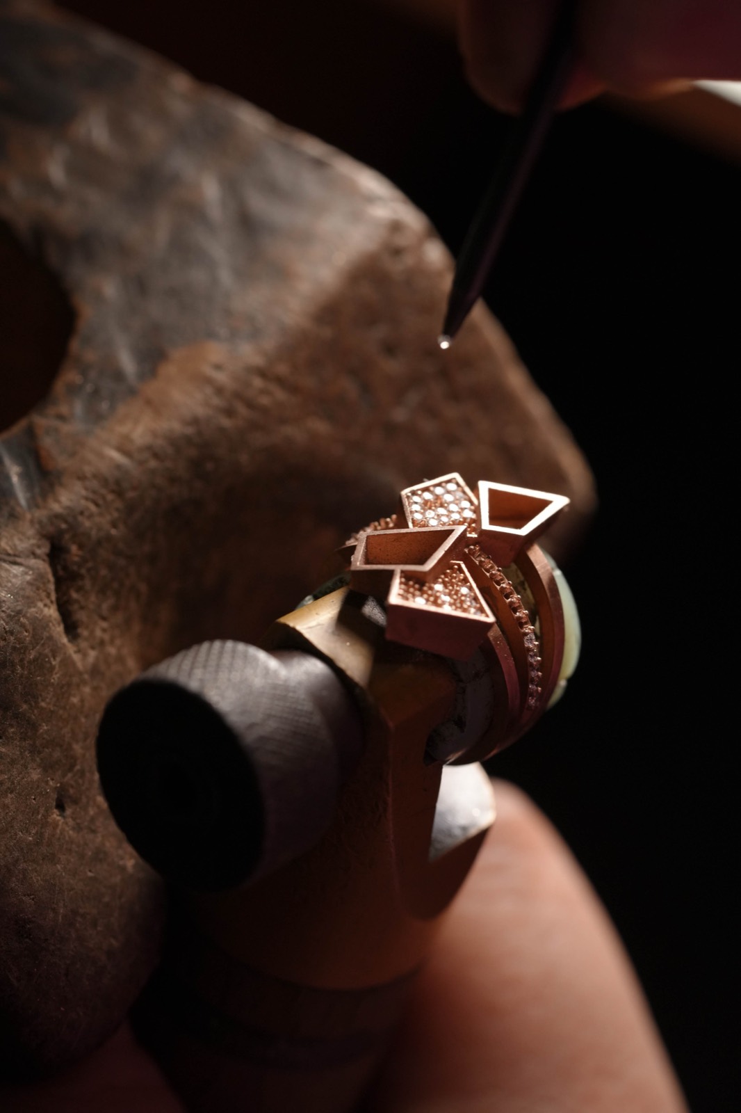Bague architecturale aux pierres dures