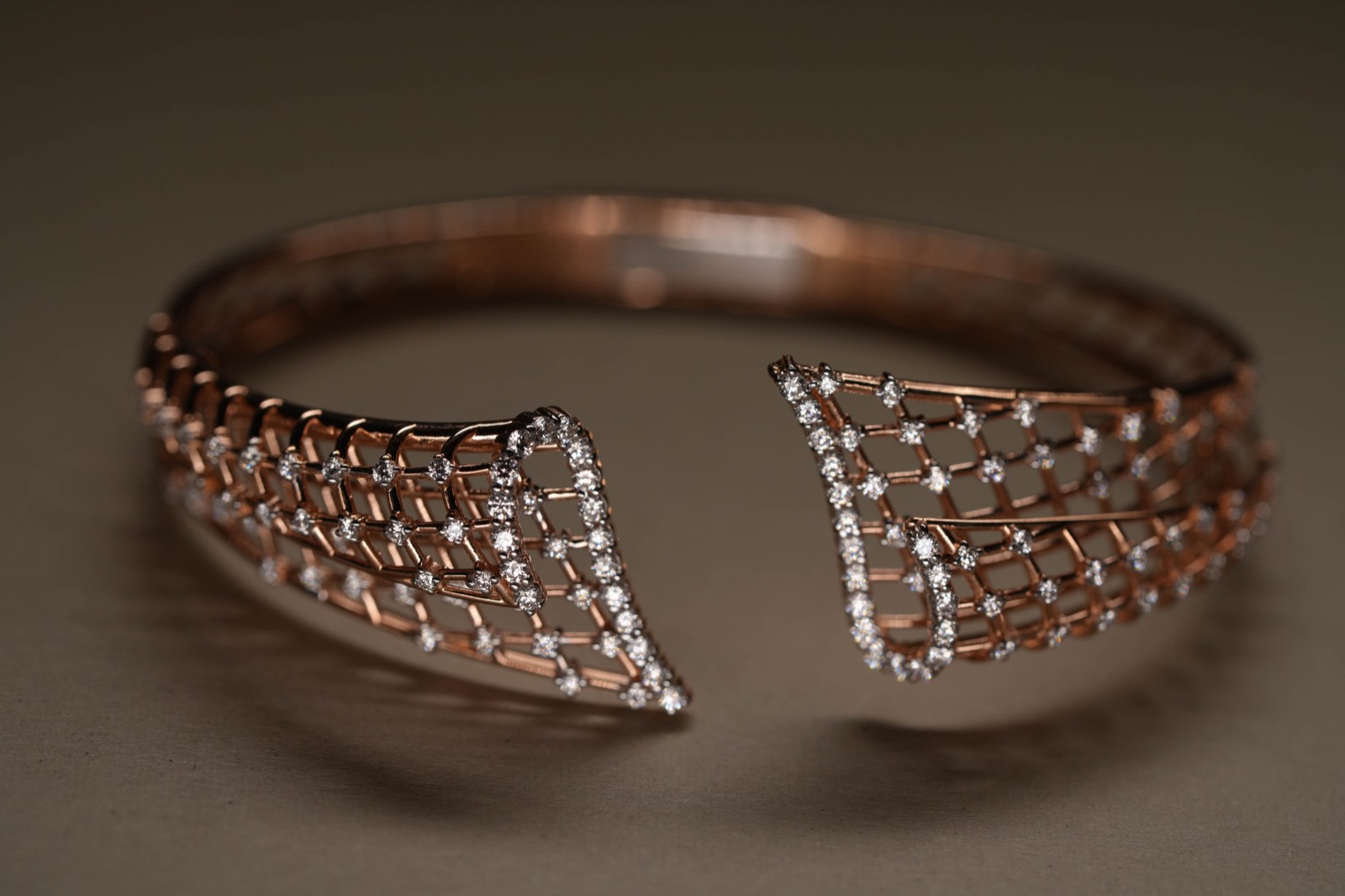Jonc ouvert pavé de diamants