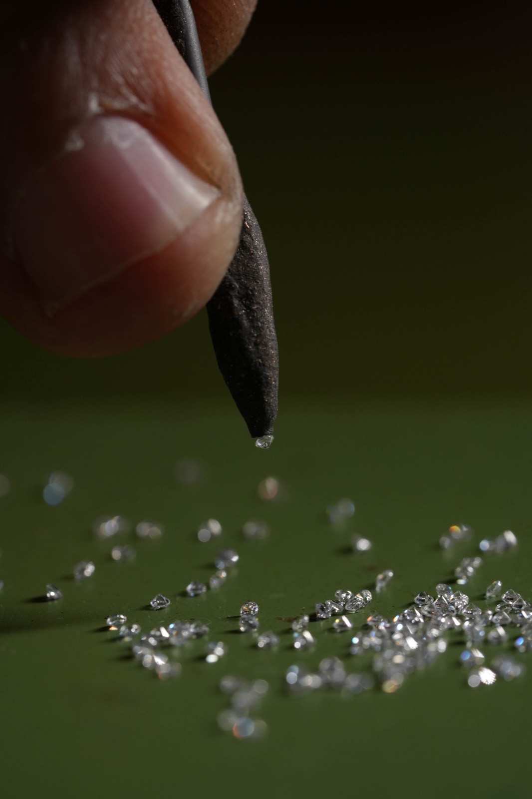 Tri de diamants à la main