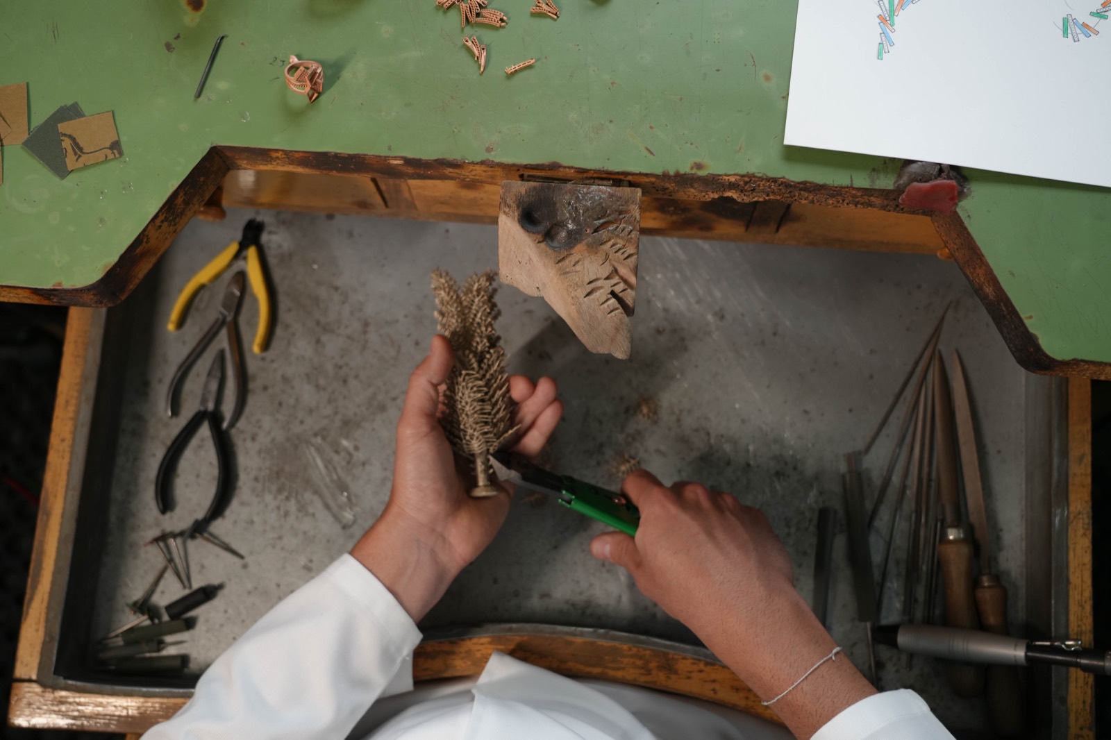 L'établi de l'atelier vu de haut