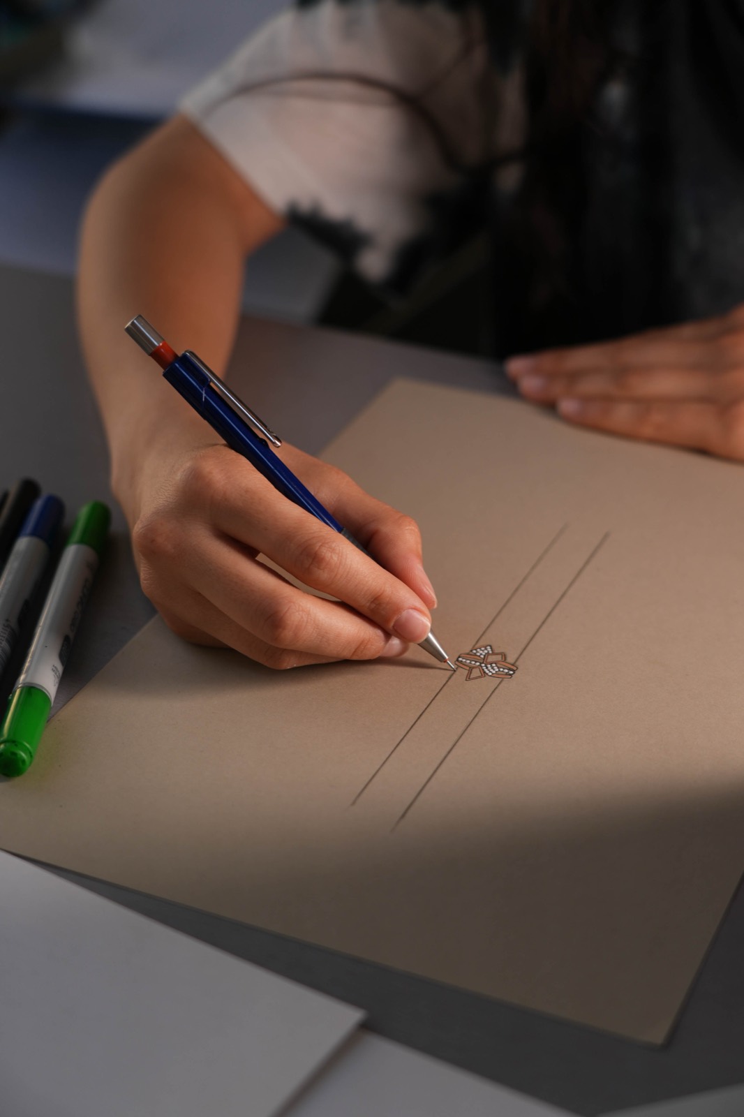 Collier posé sur son dessin gouaché
